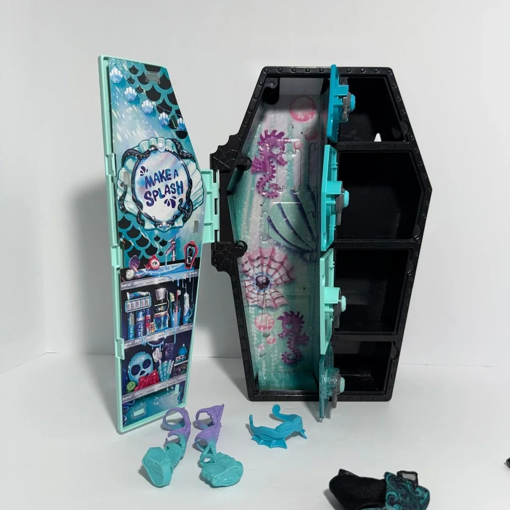 Monster High Lagoona Blue Skulltimate Secrets Fearidescent w Coffin Case